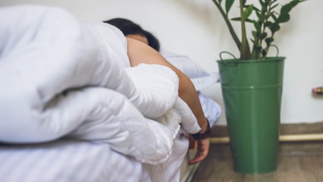 woman sleeping after consuming cbd